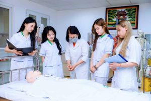 Nhiều trường Đại học áp dụng xét học bạ, tạo thêm cơ hội cho thí sinh theo đuổi ngành Điều dưỡng
