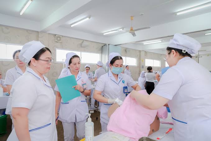 Bộ câu hỏi thi Điều dưỡng – Nữ hộ sinh giỏi và cách ôn thi đạt điểm cao
